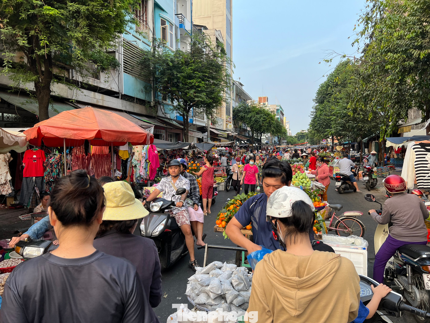 Chợ càng về trưa càng nhộn nhịp