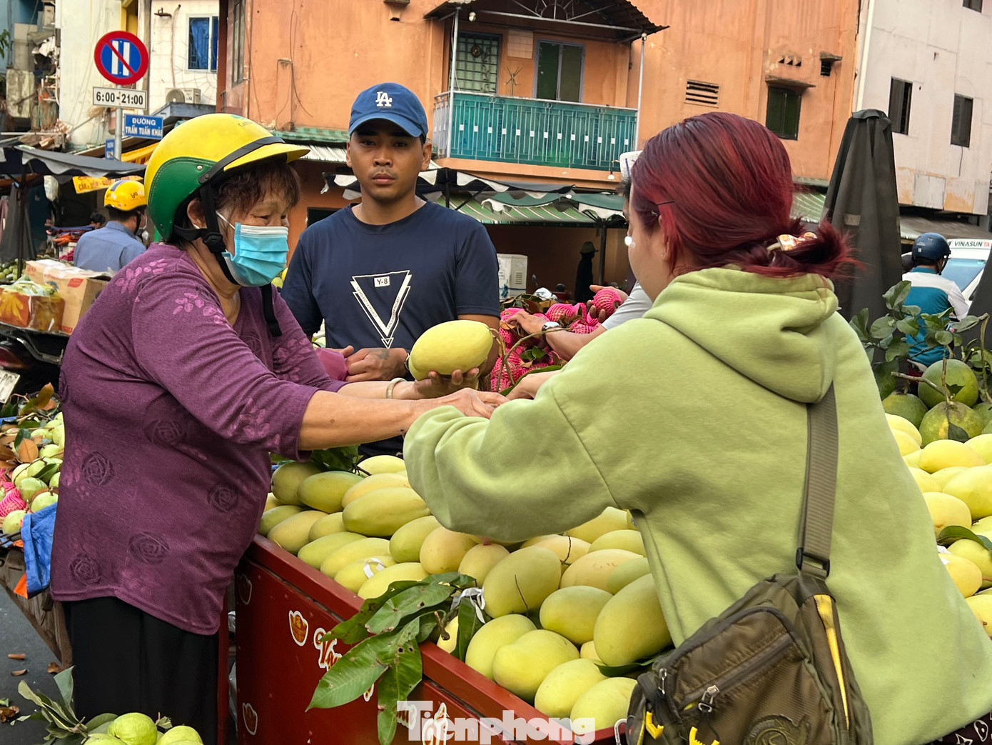Những quả xoài căng mọng được khách hàng chọn mua.