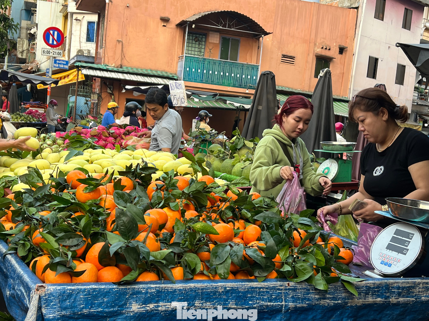 Những loại trái có màu vàng, đỏ được khách chọn mua nhiều hơn.