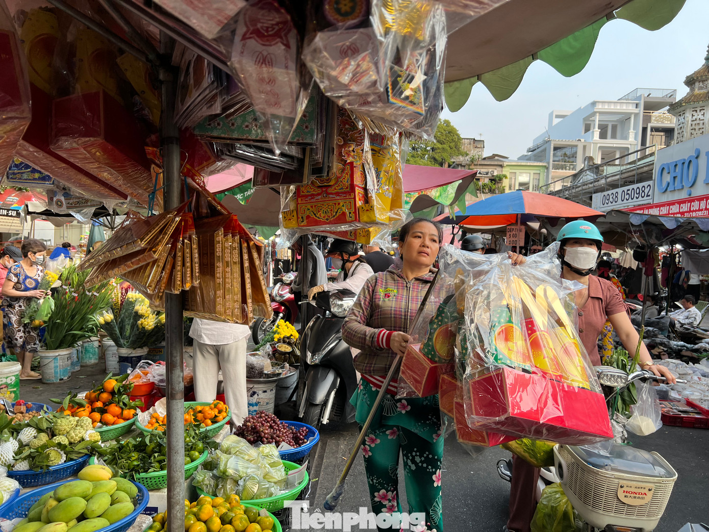 Theo sự tích dân gian Việt Nam, ngày 23 tháng Chạp là ngày ông Táo cưỡi cá chép về trời thông báo những việc lớn nhỏ trong gia đình với Ngọc Hoàng. Vì vậy, ngày này người dân mua rất nhiều đồ cúng từ cá chép, trái cây, hoa quả... bày biện trên bàn thờ.