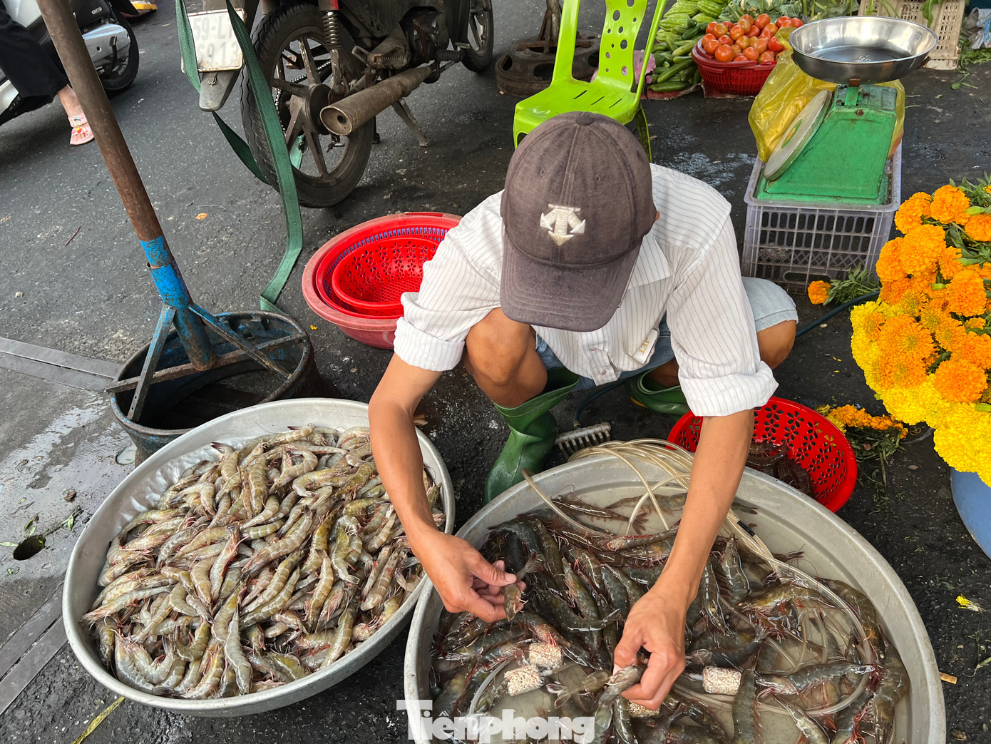 Tôm cua, hải sản về nhiều ở chợ