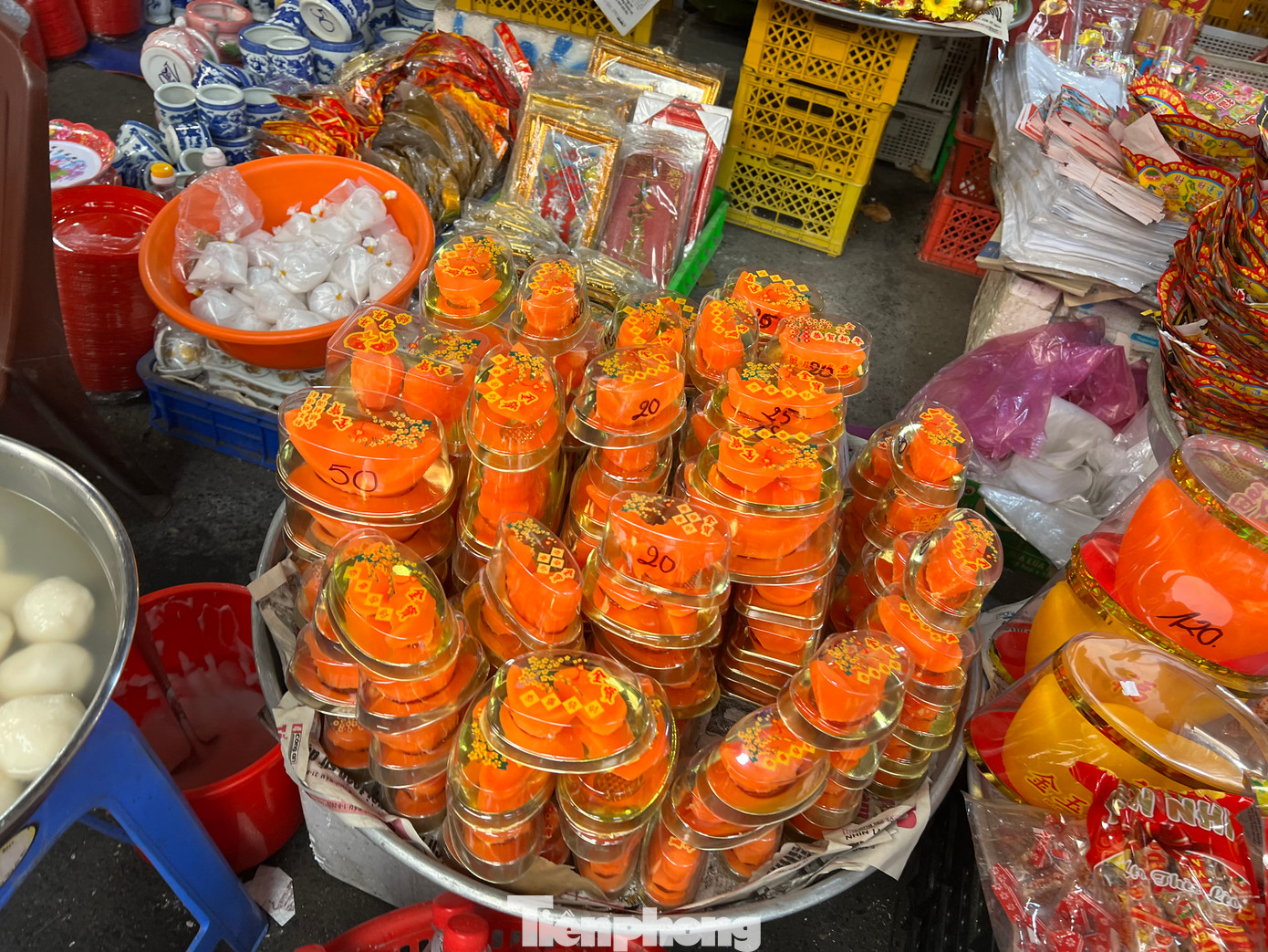 Cá chép đường có màu vàng sậm đẹp mắt. "Tư hôm qua đến nay, tôi đã bán được cả trăm con cá chép đường. Ngoài giá cả phải chăng, cá chép đường còn có thể ăn sau khi cúng nên khách rất thích" - bà Tư Hiền, tiểu thương tại chợ Thiếc (quận 11) nói.