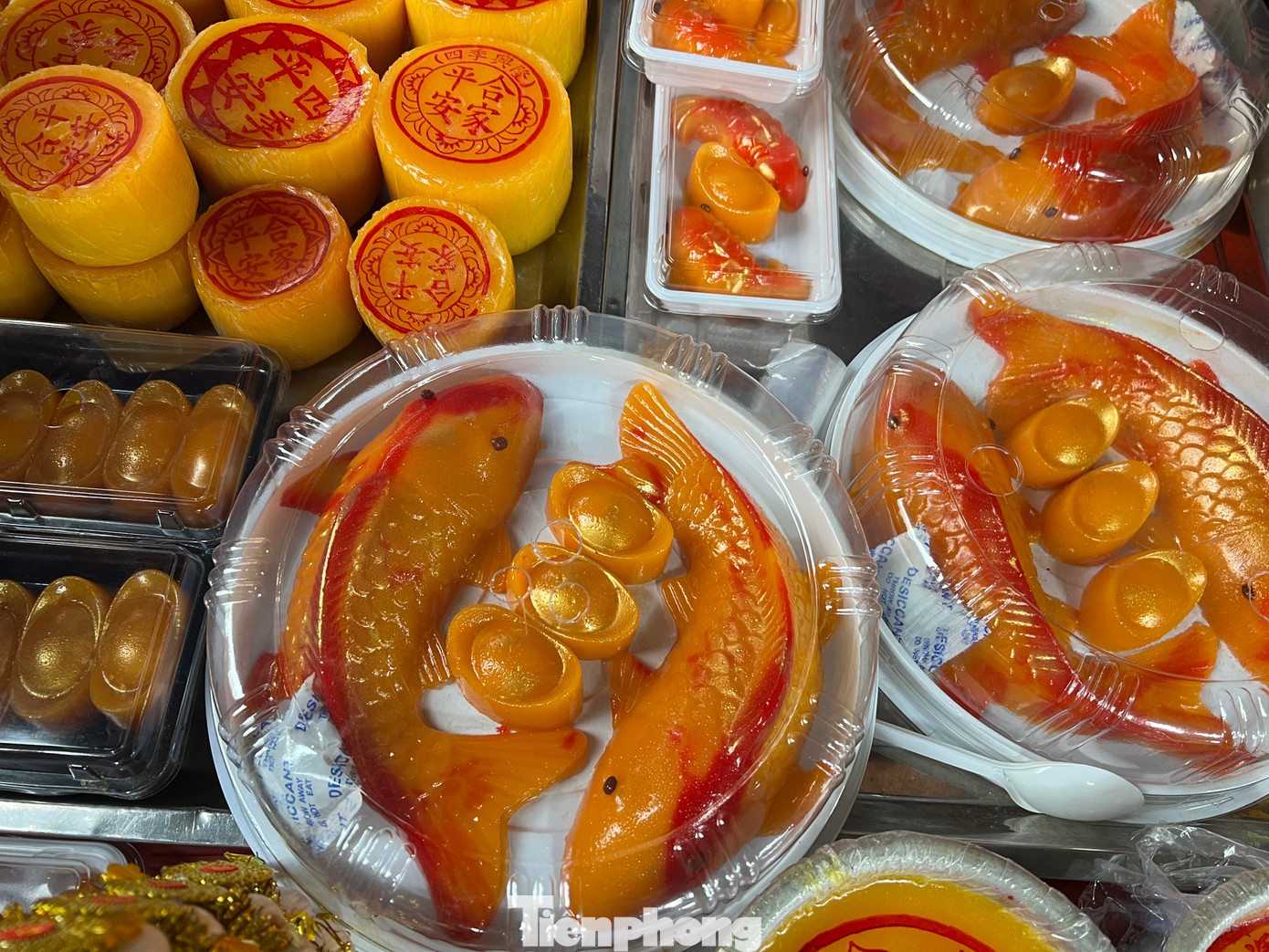 Cá chép đường loại lớn, được bày thêm những thỏi vàng đẹp mắt.