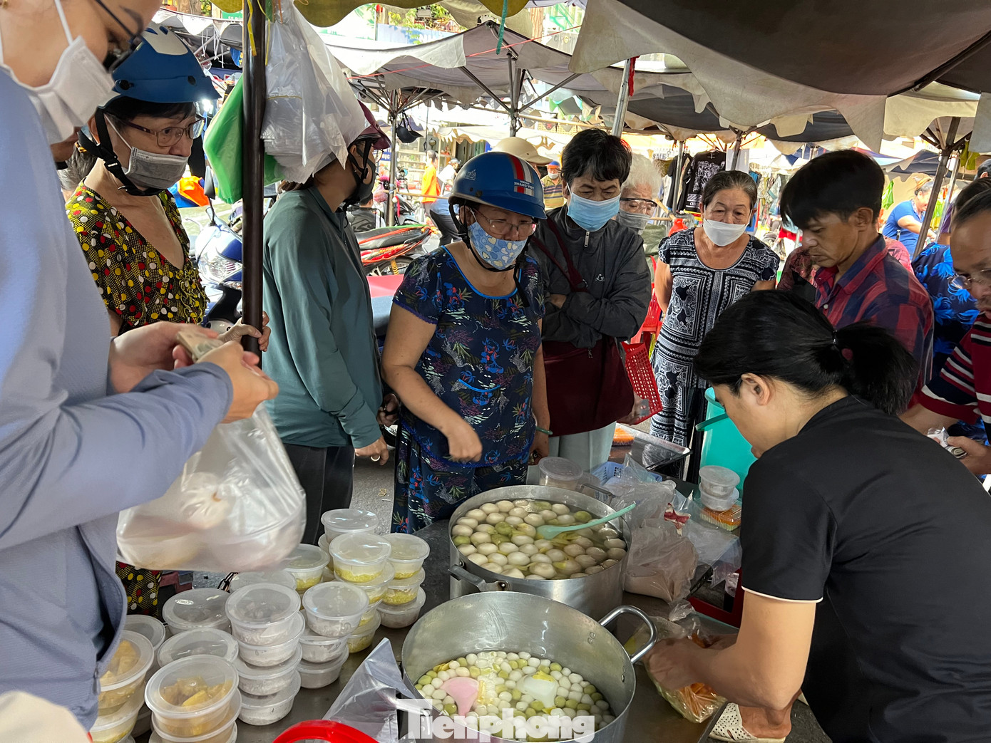 Ngày 2/2 (23 tháng Chạp), các chợ truyền thống tấp nập khách từ sáng sớm. Nhiều người quan niệm trong ngày ông Công ông Táo không thể món xôi chè, trong đó chè trôi nước được mua nhiều nhất. Một quầy hàng bán chè tại chợ Hòa Bình (quận 5) có cả chục người vây quanh chờ mua. Giá ở đây rất phải chăng, chỉ 10.000 đồng/bịch.