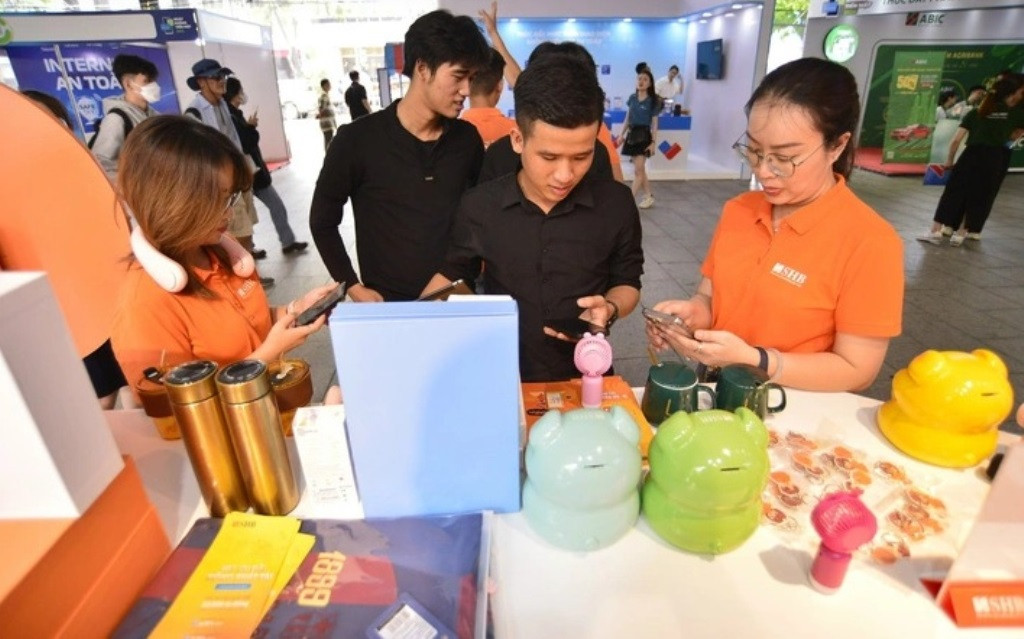 Giao dịch không tiền mặt ngày càng phát triển (ảnh: Quang Định).