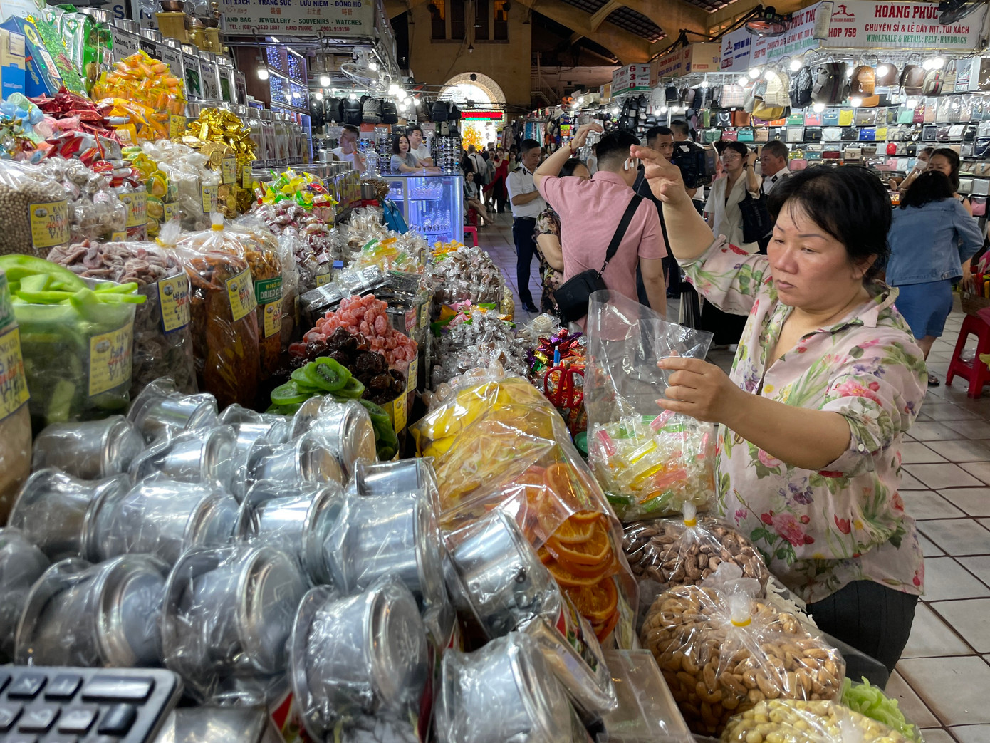 "Sức mua đang dần tăng lên, dù không bằng cách đây vài năm nhưng trong thời buổi kinh tế khó khăn, khách đến được thế này là mừng rồi. Hy vọng năm nay kinh tế sẽ ổn định hơn, khách mua sắm nhiều hơn" - chị Hoa (tiểu thương ngành thực phẩm chế biến) kỳ vọng.