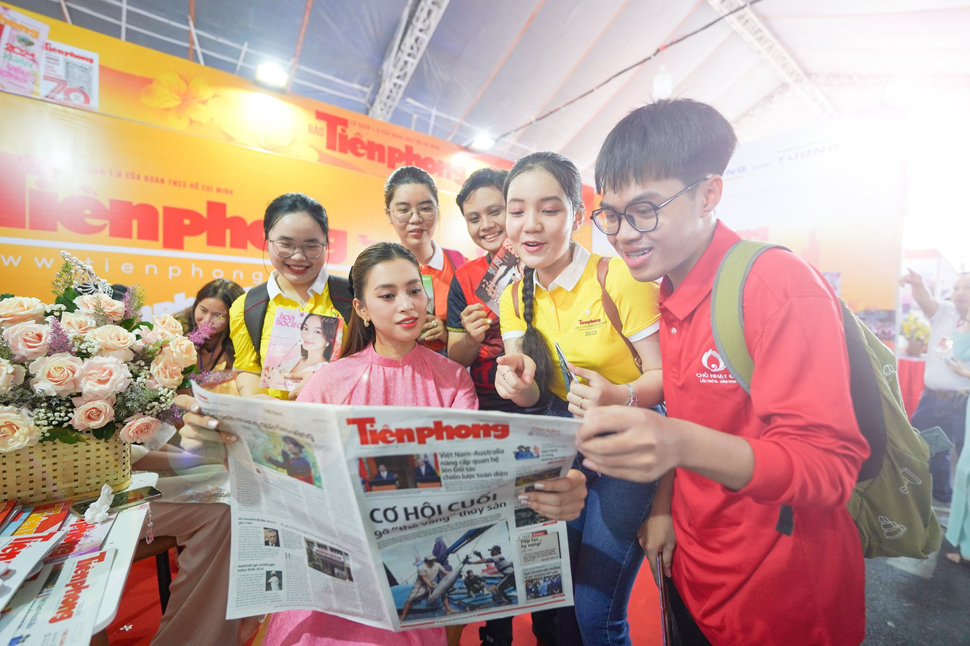 Nhiều bạn trẻ hào hứng đọc báo Tiền Phong.