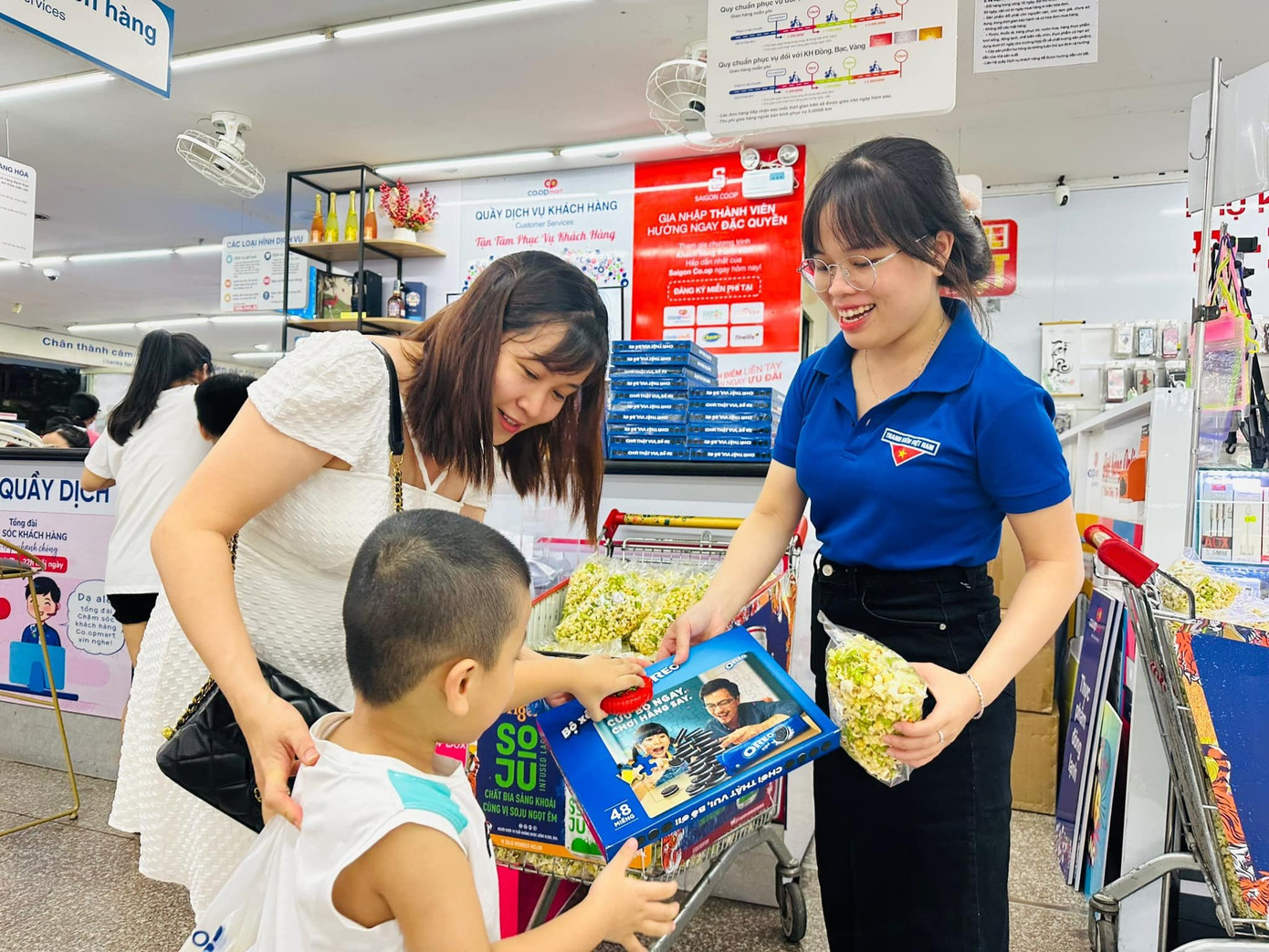 Trẻ em được nhận quà khi đến siêu thị Trẻ em được nhận quà khi đến siêu thị