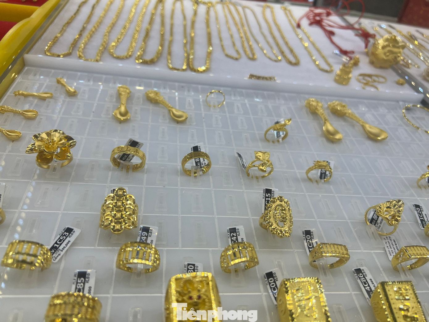 Sản phẩm vàng trang sức có đính tem nhưng đa số thông tin đều viết tắt