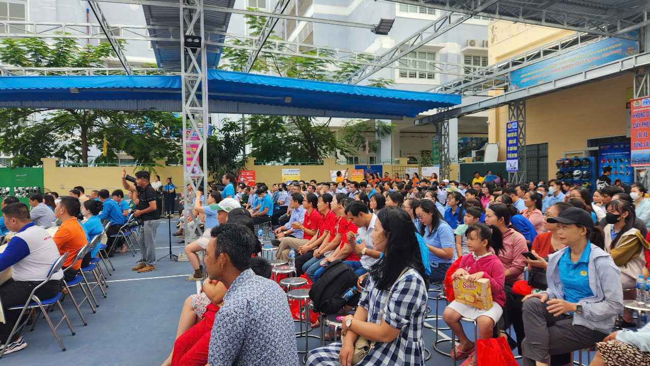 Mọi người có mặt từ rất sớm để tham gia Ngày hội An toàn giao thông sáng 30/11