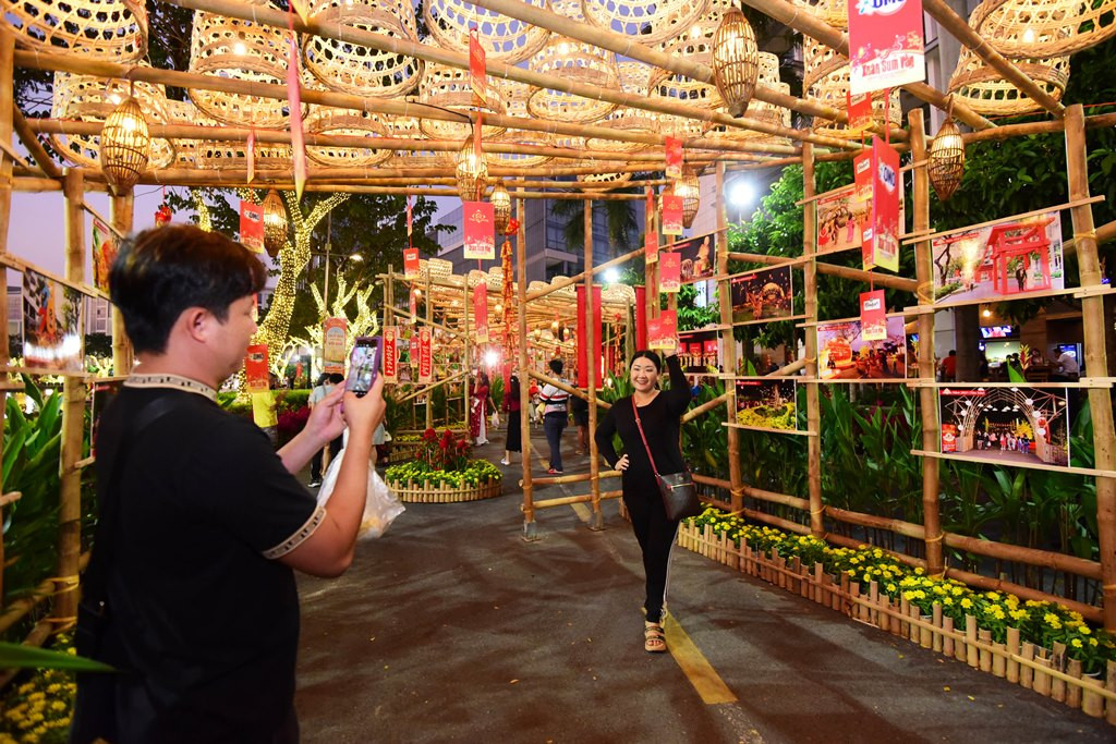 Bạn trẻ tranh thủ check-in ngay đêm khai mạc. Bạn trẻ tranh thủ check-in ngay đêm khai mạc.