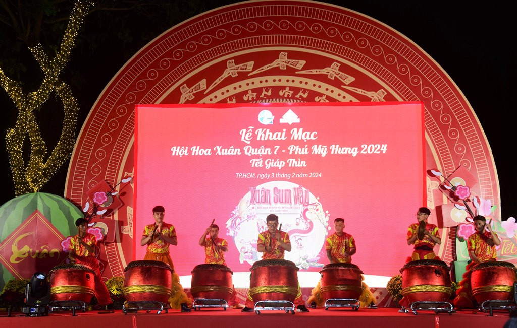 Hội hoa xuân Phú Mỹ Hưng khai mạc tối ngày 3/2 (24 tháng Chạp). Hội hoa xuân Phú Mỹ Hưng khai mạc tối ngày 3/2 (24 tháng Chạp).