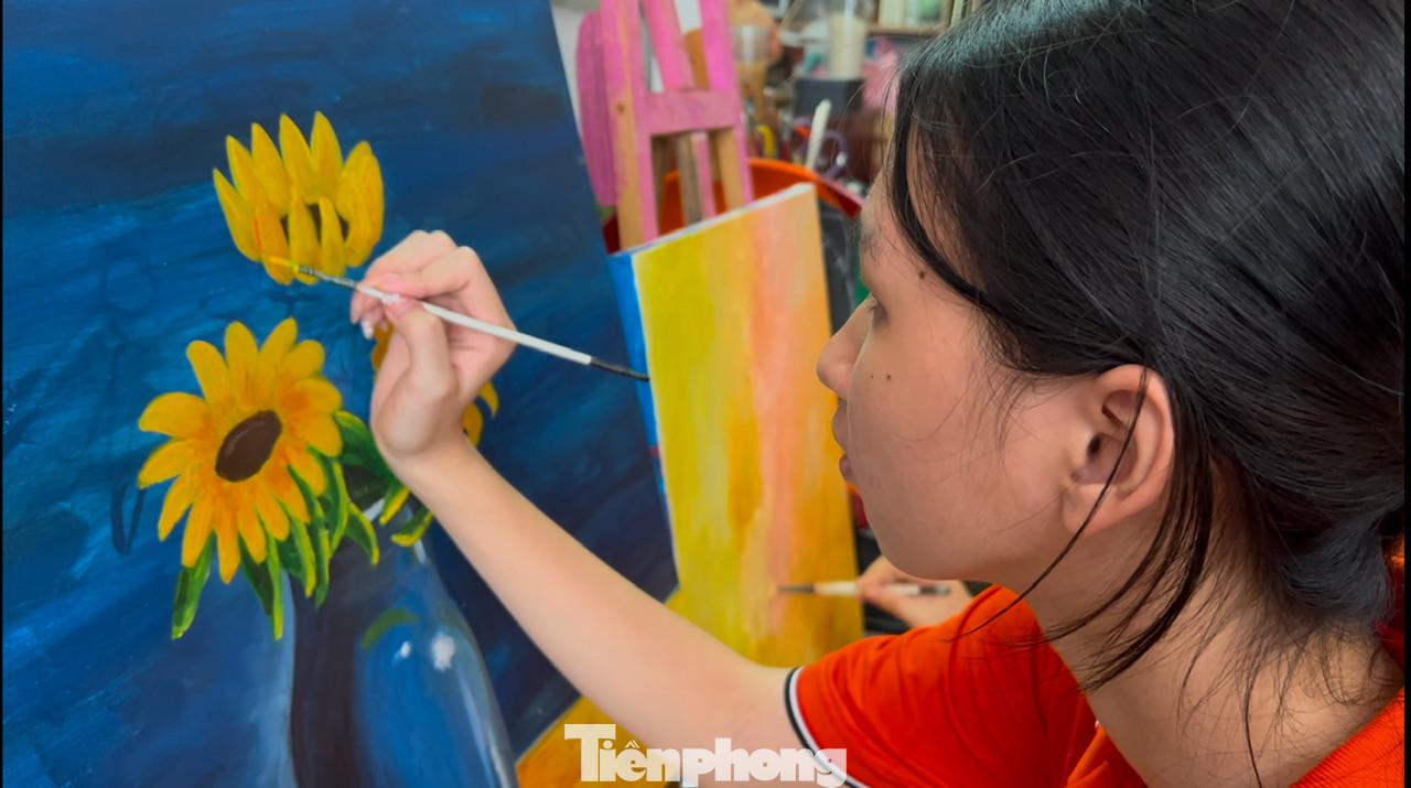 Những bức tranh phong cảnh thiên nhiên, chân dung, làng quê yên bình… với màu sắc tươi sáng, đẹp mắt của những họa sĩ khiếm thính dường như đều ẩn chứa ước mơ cháy bỏng của thầy và trò về một ngày mai tươi sáng. Những bức tranh phong cảnh thiên nhiên, chân dung, làng quê yên bình… với màu sắc tươi sáng, đẹp mắt của những họa sĩ khiếm thính dường như đều ẩn chứa ước mơ cháy bỏng của thầy và trò về một ngày mai tươi sáng.