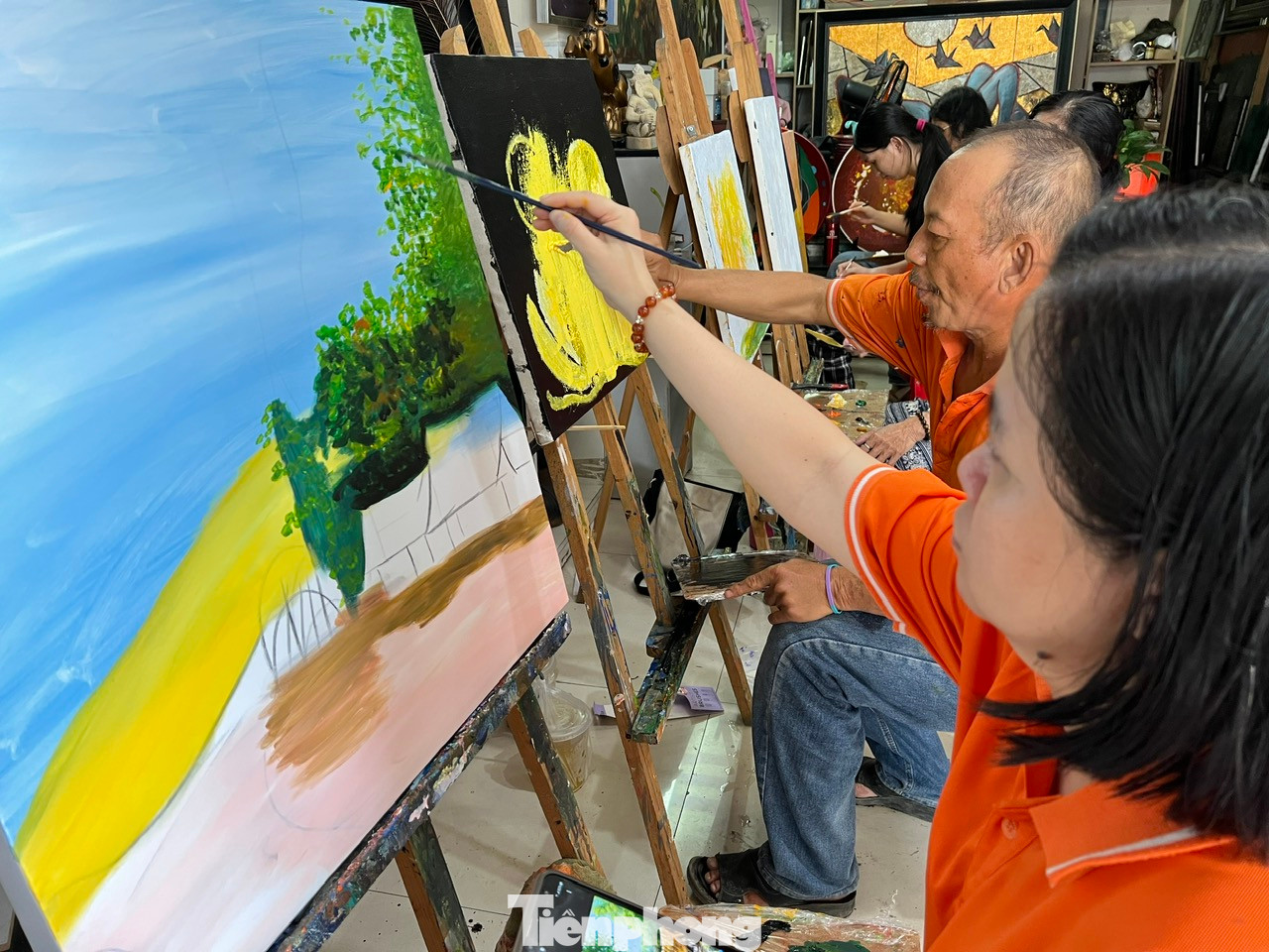 Cần mẫn hướng dẫn từng học trò từ cách pha màu, phối cảnh đến cách thể hiện, thầy Y không dùng lối đào tạo theo khuôn mẫu mỹ thuật thông thường, mà để người học tự do chọn chủ đề, thoải mái thể hiện theo từng cách riêng của mình. Cần mẫn hướng dẫn từng học trò từ cách pha màu, phối cảnh đến cách thể hiện, thầy Y không dùng lối đào tạo theo khuôn mẫu mỹ thuật thông thường, mà để người học tự do chọn chủ đề, thoải mái thể hiện theo từng cách riêng của mình.