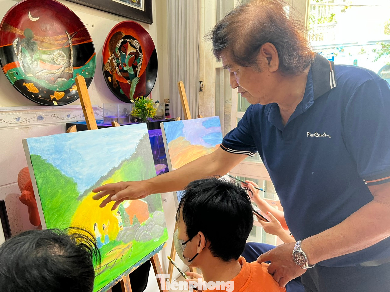 Họa sĩ Võ Văn Y, người sáng lập lớp vẽ tâm sự, ban đầu rất khó khăn. Thầy thì không biết ngôn ngữ ký hiệu, còn trò thì không nghe, không nói được. May mắn, các em biết đọc biết viết cho nên thầy trò trao đổi với nhau qua chữ viết. “Thật kỳ diệu làm sao khi thầy trò tôi đã đi cùng với nhau được 7 năm trời” - thầy Y vừa nhìn các học trò, nói với giọng đầy yêu thương. Họa sĩ Võ Văn Y, người sáng lập lớp vẽ tâm sự, ban đầu rất khó khăn. Thầy thì không biết ngôn ngữ ký hiệu, còn trò thì không nghe, không nói được. May mắn, các em biết đọc biết viết cho nên thầy trò trao đổi với nhau qua chữ viết. “Thật kỳ diệu làm sao khi thầy trò tôi đã đi cùng với nhau được 7 năm trời” - thầy Y vừa nhìn các học trò, nói với giọng đầy yêu thương.