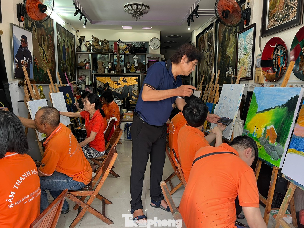 Thứ Bảy hàng tuần, lớp vẽ miễn phí “Âm thanh hội họa” nằm trong con hẻm nhỏ trên đường Nguyễn Kiệm (quận Phú Nhuận, TPHCM) lại đón những học viên đặc biệt. Tất cả đều là người khiếm thính và có niềm yêu thích hội họa. Thứ Bảy hàng tuần, lớp vẽ miễn phí “Âm thanh hội họa” nằm trong con hẻm nhỏ trên đường Nguyễn Kiệm (quận Phú Nhuận, TPHCM) lại đón những học viên đặc biệt. Tất cả đều là người khiếm thính và có niềm yêu thích hội họa.