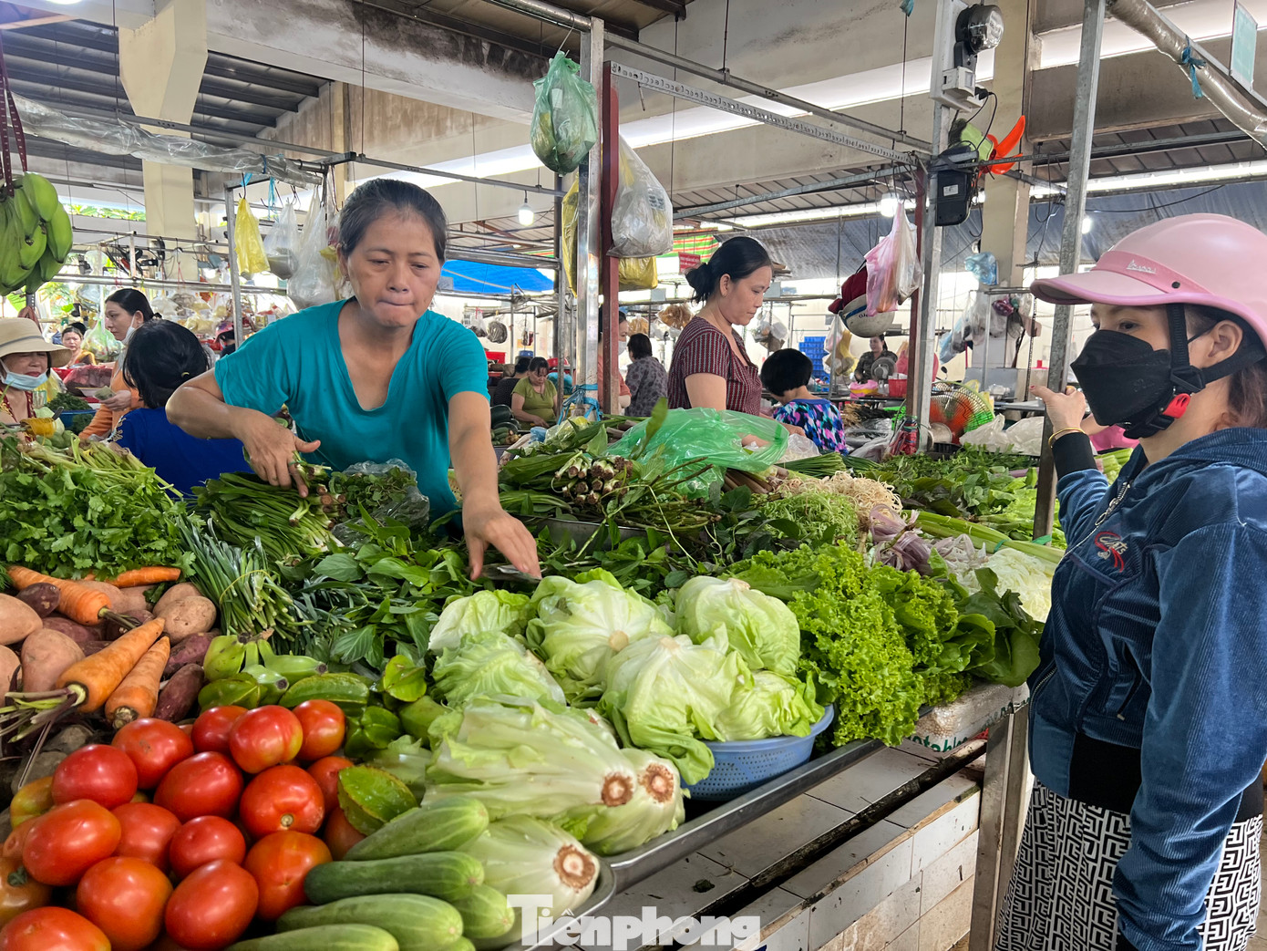 Các loại rau củ cũng tăng giá, trong đó nấm tươi các loại tăng giá khoảng 10.000 – 15.000 đồng/kg như nấm rơm 130.000 đồng/kg, nấm đùi gà 80.000 đồng/kg; các loại xà lách giá từ 65.000 đồng/kg, đậu ve 45.000 đồng/kg, dưa leo, cà chua 35.000 đồng/kg…, giá này đã tăng thêm 5.000 đồng/kg so với đầu tuần.