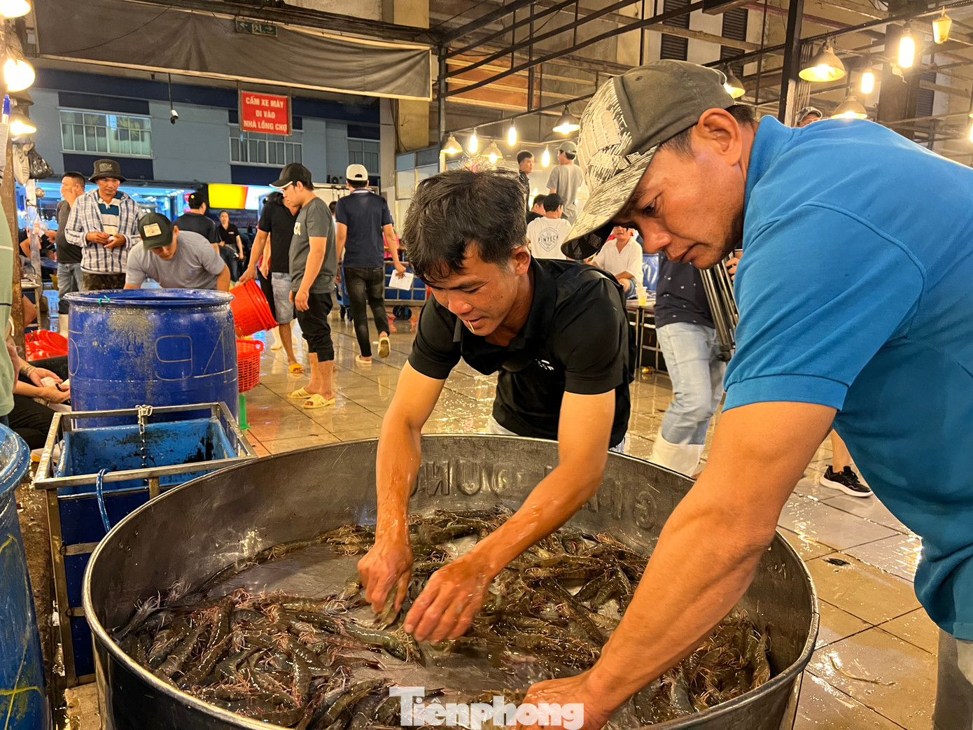 Hiện, lượng hàng nhập về các chợ đầu mối đã tăng gần gấp đôi so với ngày thường.