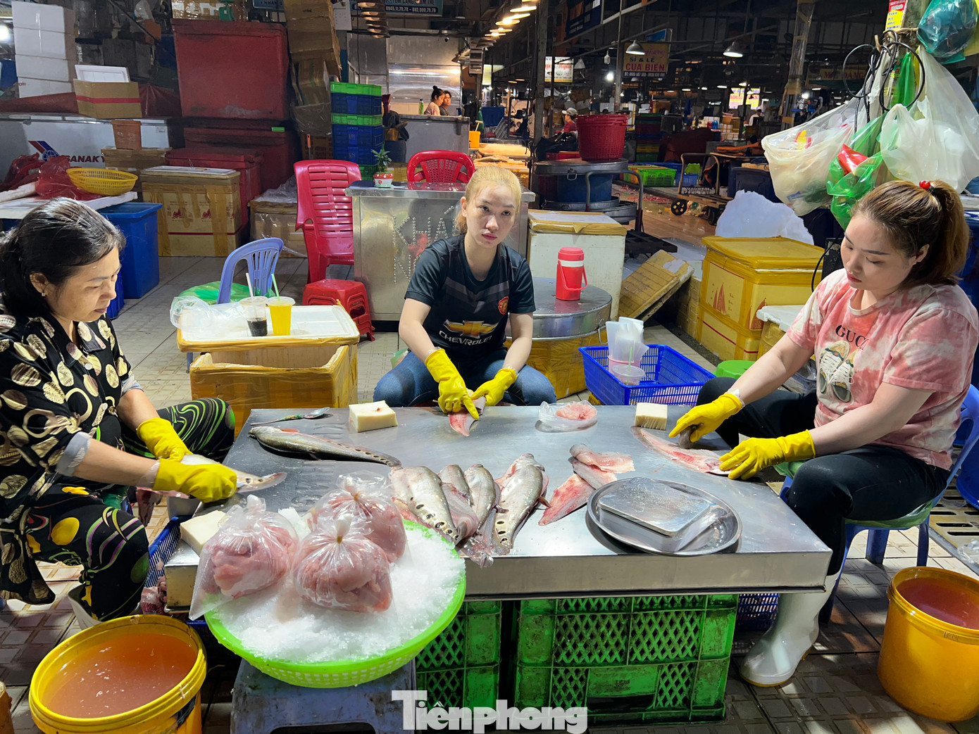 Chế biến các thác lác ngay tại chỗ tại chợ đầu mối Bình Điền, giao sỉ và lẻ cho khách mua hàng