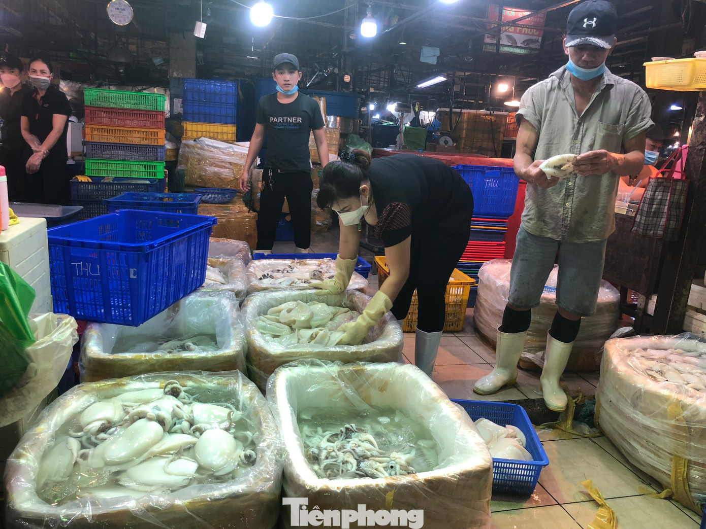 Theo các tiểu thương, mặt hàng thủy hải sản đang được tiêu thụ mạnh, nguyên nhân do cận Tết, nhiều gia đình "chống ngán" món Tết bằng thủy hải sản. Một lý do khác là nhiều nhà hàng, quán ăn, tiểu thương mua số lượng lớn để dự trữ bán trở lại từ mùng 2 Tết.