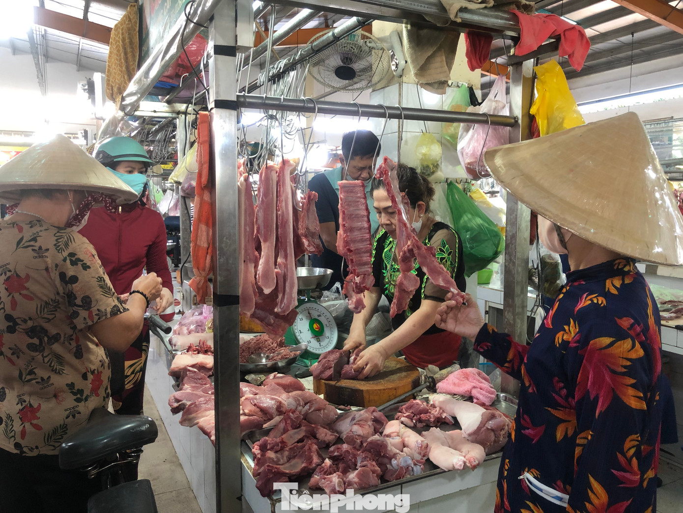 Nhiều mặt hàng tươi sống lên đến 30% từ nay đến 30 tháng Chạp, nhằm phục vụ khách mua sắm Tết trễ. Cụ thể, sau khuyến mãi, thịt đùi heo hiện có giá 98.000 đồng/kg, thịt heo xay 98.000 đồng/kg… Mua hàng Vissan tại Satra còn được khuyến mãi mua 1 tặng 1, mua 2 tặng 1 với các sản phẩm nem chua, xúc xích sụn giòn, giò lụa, giò lụa bì…