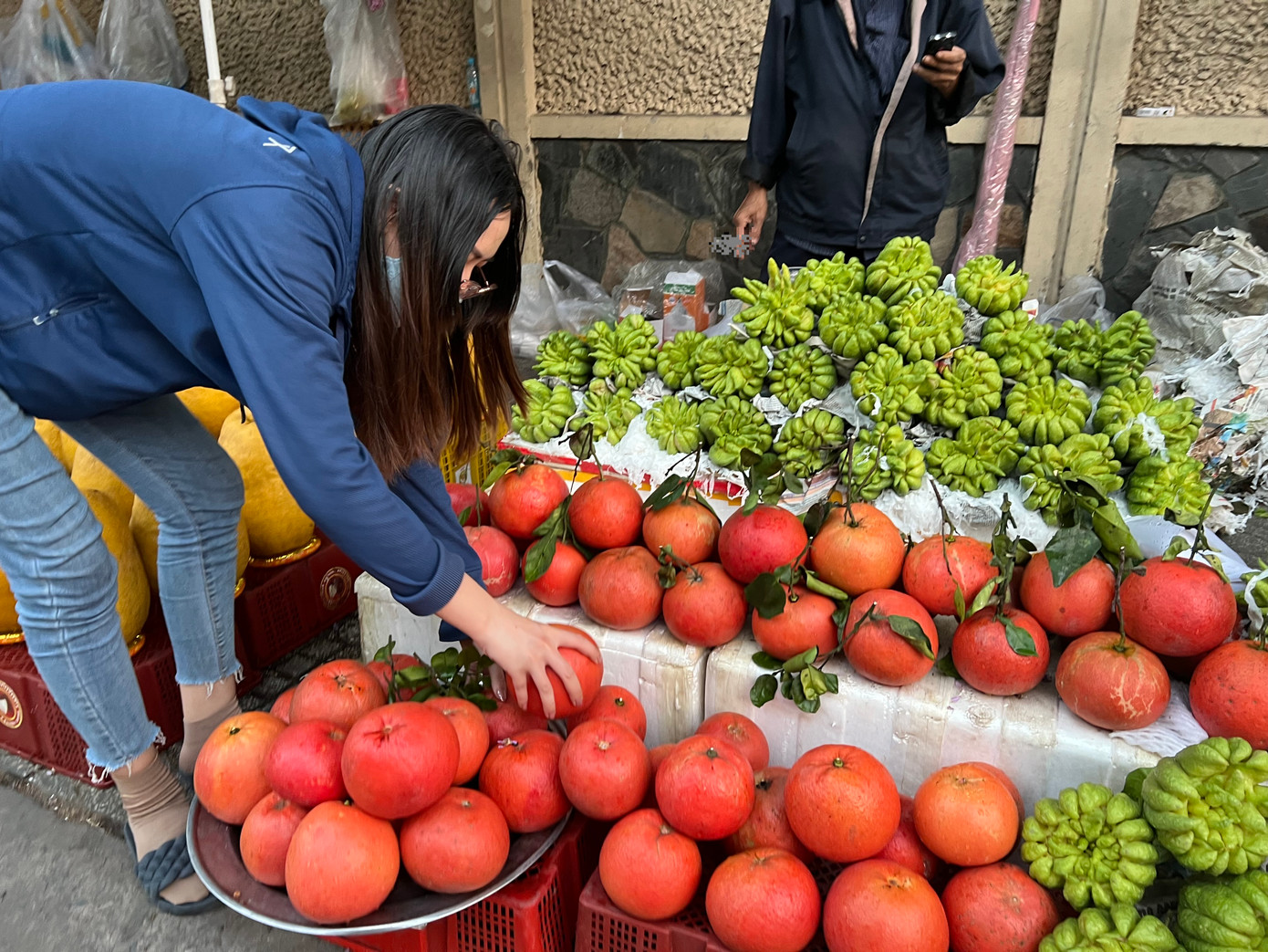 Trái bưởi đỏ khá nhỏ và chỉ tính tiền theo trái, giá cao gần gấp đôi so với các loại bưởi da xanh ruột hồng, bưởi năm roi... Trái bưởi đỏ khá nhỏ và chỉ tính tiền theo trái, giá cao gần gấp đôi so với các loại bưởi da xanh ruột hồng, bưởi năm roi...