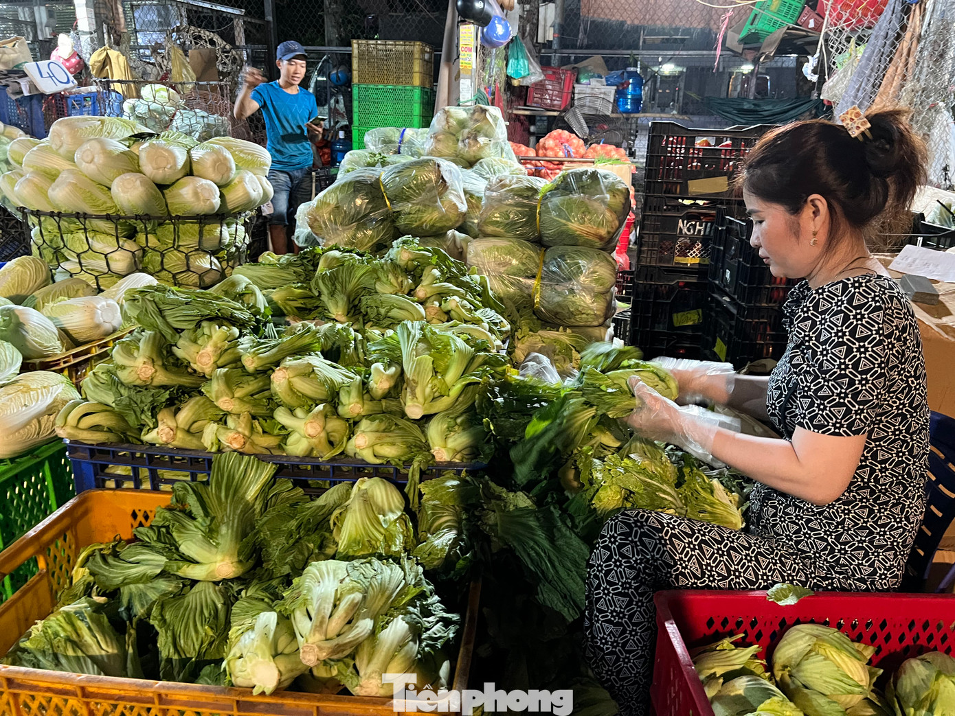 Hàng Tết về chợ đầu mối cũng tấp nập. Ông Nguyễn Bình Phương - Giám đốc Kinh doanh chợ đầu mối nông sản Thủ Đức - cho hay, lượng hàng cung ứng Tết đảm bảo đáp ứng đủ nhu cầu tiêu dùng của người dân. Theo đó, từ 25 tháng Chạp, khoảng 3.000 tấn hàng về chợ (tăng khoảng 20%); 26 tháng Chạp khoảng 3.500 tấn, cao điểm 27 và 28 tháng Chạp khoảng 4.500 tấn hàng về chợ, tăng khoảng 80% so với ngày thường…