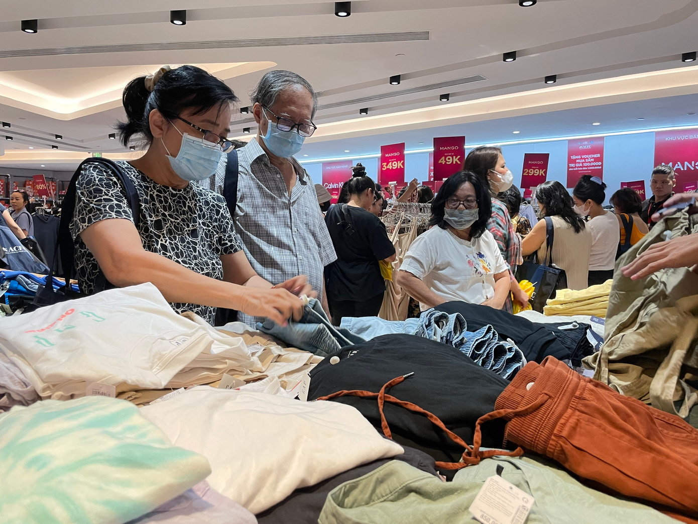 “Mua được hàng hiệu với giá bình dân đến không ngờ. Tôi mua sắm nhiều sản phẩm cho cả chồng con nhưng tổng chi phí chưa hết 5 triệu đồng” – chị My vui vẻ nói.