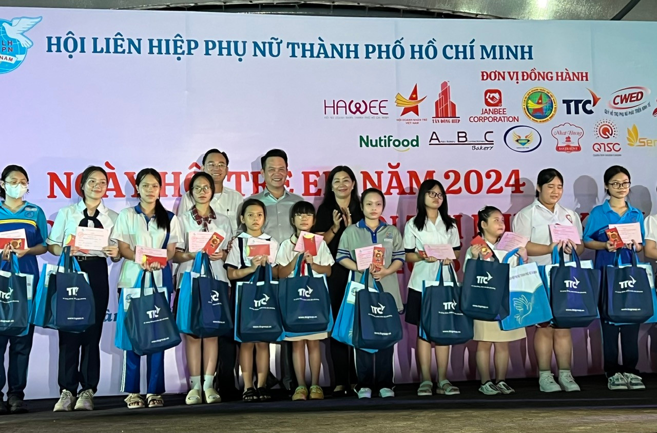 Hơn 400 phần quà dành cho trẻ em mồ côi do dịch COVID-19, có hoàn cảnh khó khăn trên địa bàn TPHCM
