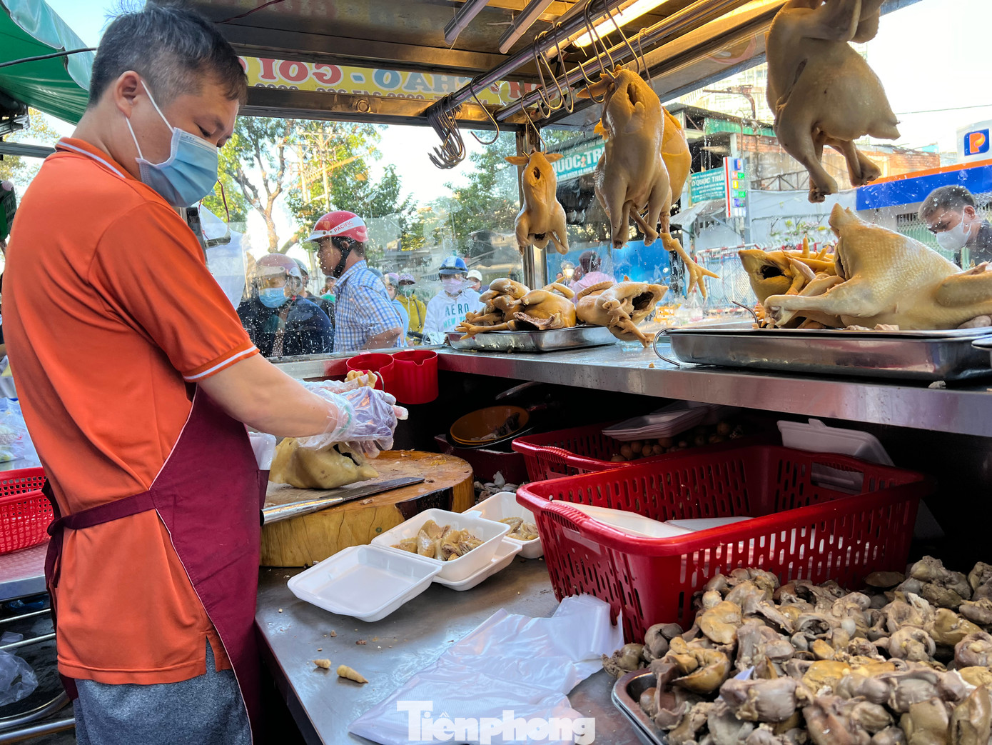 Nhân viên làm việc luôn tay. Ngoài mua gà nguyên con, khách còn có thể mua gà chặt sẵn, thường là nửa con.
