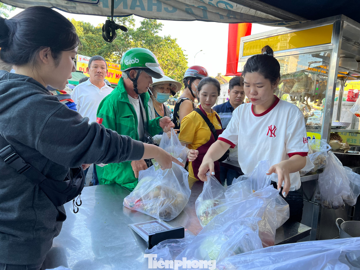 Ngày 12/2 (mùng 3 Tết), trên đường Trần Phú (quận 5), cửa tiệm kinh doanh gà cúng, cháo gỏi gà nhộn nhịp từ sáng sớm.