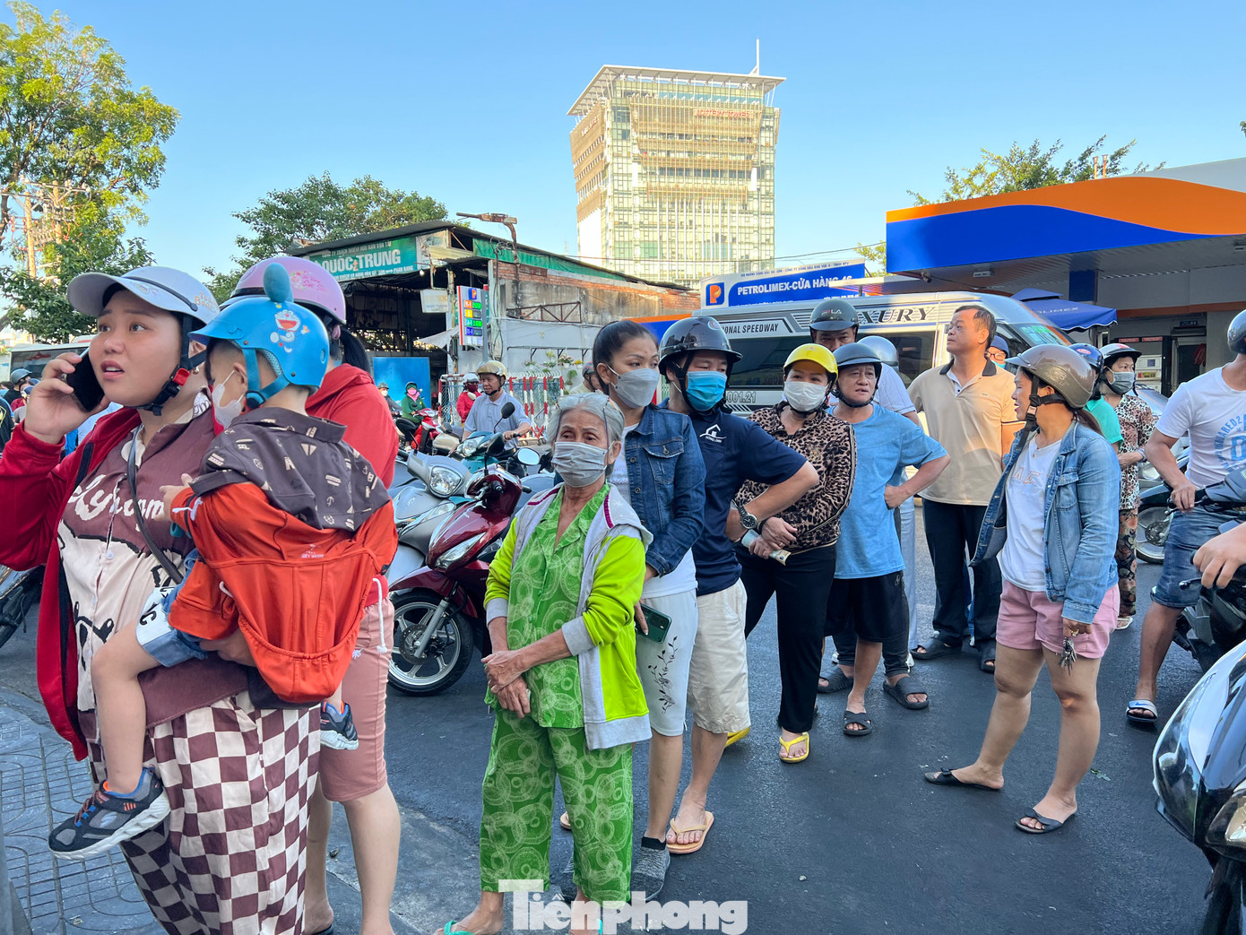 Trong ngày này, khách muốn mua từ 2 - 3 con gà cũng khó mua được nếu không đặt trước. Dù khách đông, giá bán vẫn không tăng so với ngày thường.