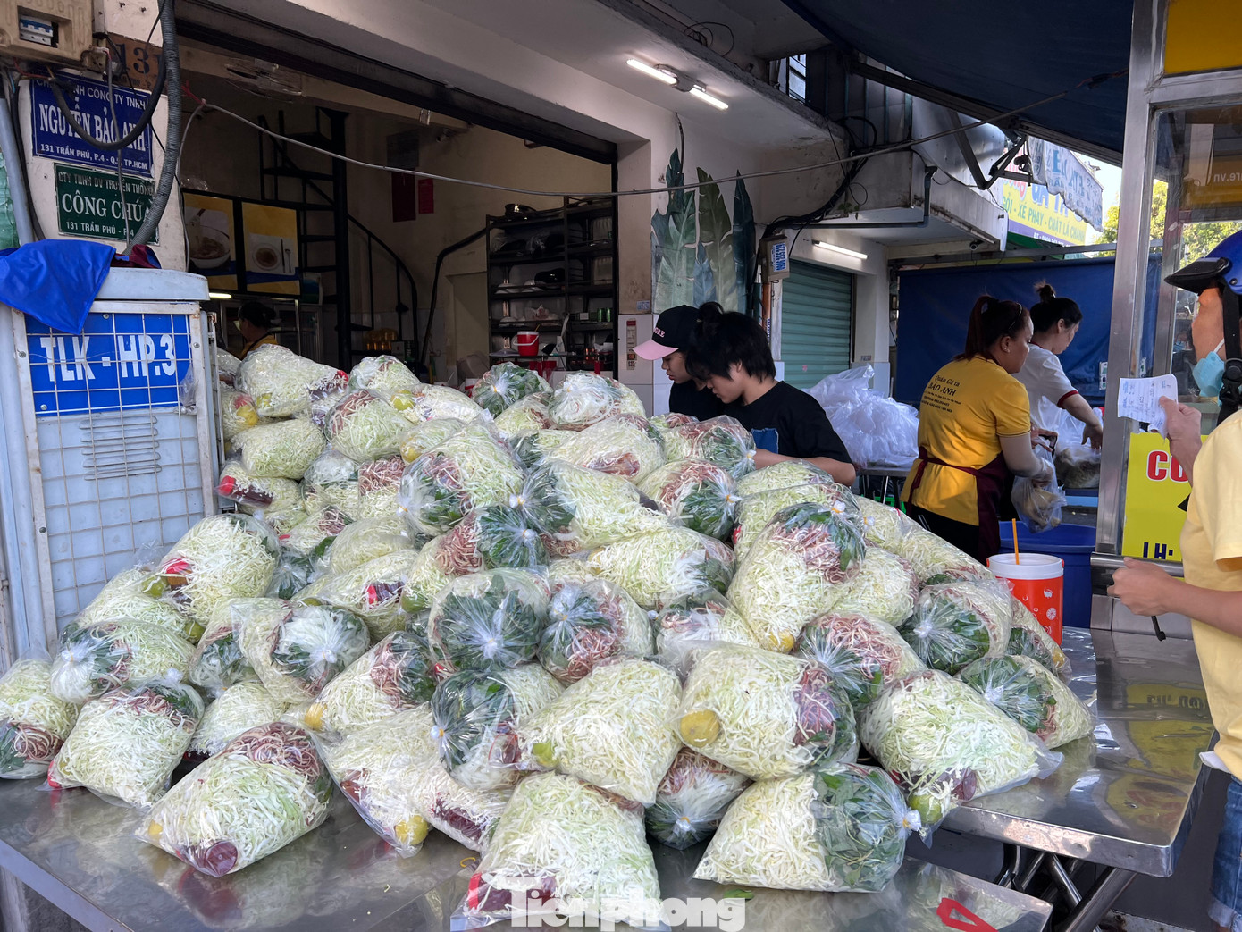 Mua gà cúng được tặng thêm gỏi gà, cháo gà.