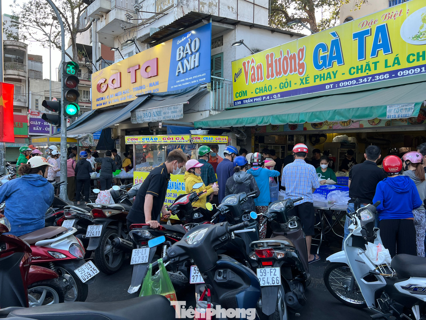 Từ 8 giờ sáng, lượng khách đến mua gà cúng càng lúc càng đông, đứng tràn xuống lòng đường.