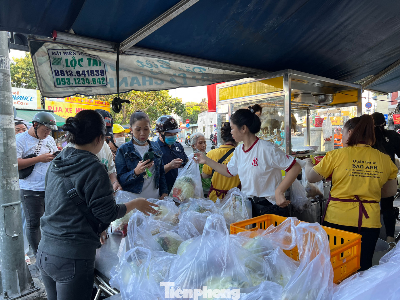 Dòng người xếp hàng dài chờ mua gà để kịp bày mâm cúng lễ tạ năm mới. "Năm nào tôi cũng đến đây mua gà cúng (gà xếp chéo cánh) trước giờ trưa. Gà cúng phải to, đẹp và ngon nên dù có phải chờ lâu hơn ngày thường, tôi vẫn chấp nhận", một người mua hàng cho biết.