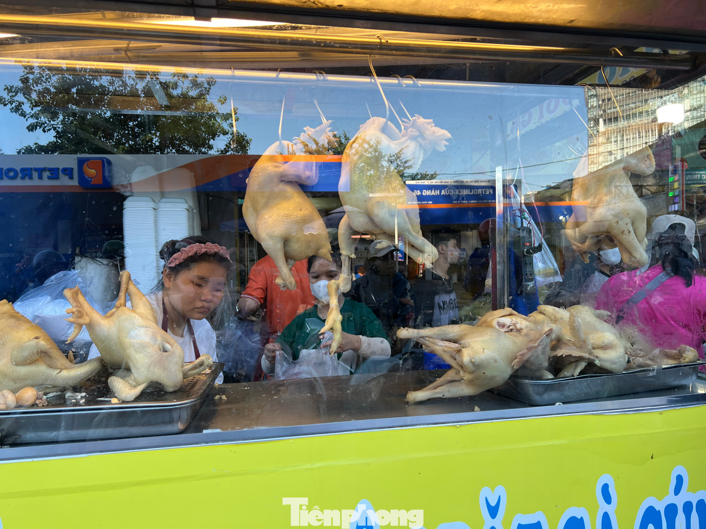 Một con gà đã luộc sẵn, xếp chéo cánh dù là gà trống hay gà mái vẫn đồng giá 350.000 đồng/con. Chủ tiệm cho biết đã phải làm việc liên tục từ hôm trước để giao đơn hàng cho khách đặt trước. Trong ngày mùng 3 Tết, tiệm bán khoảng 1.000 con gà cúng.