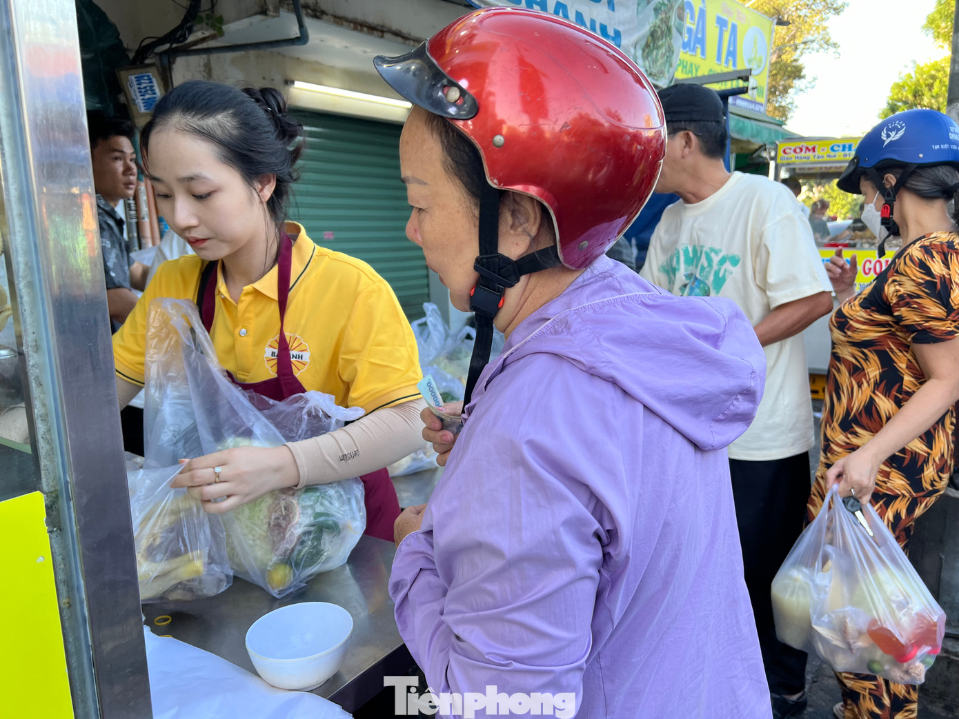 Nhiều khách phải đặt đơn gà cúng từ nhiều ngày trước nếu mua số lượng nhiều.