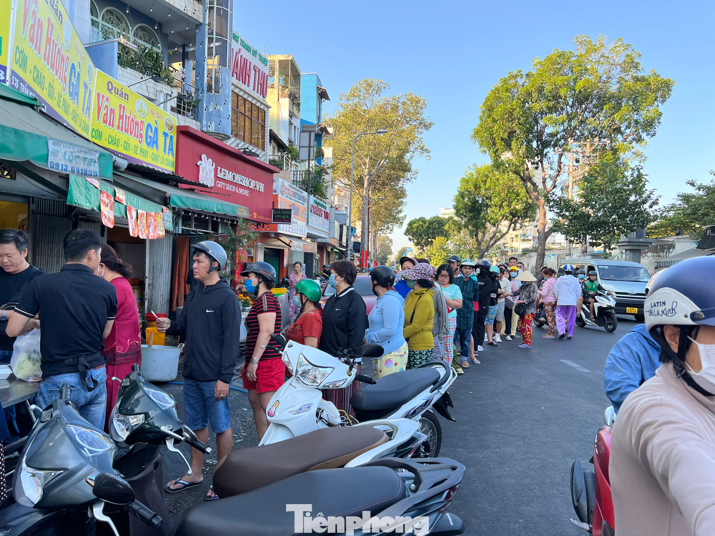 Dòng người xếp hàng dài từ sáng sớm, trung bình chờ khoảng 30 phút mới đến lượt.