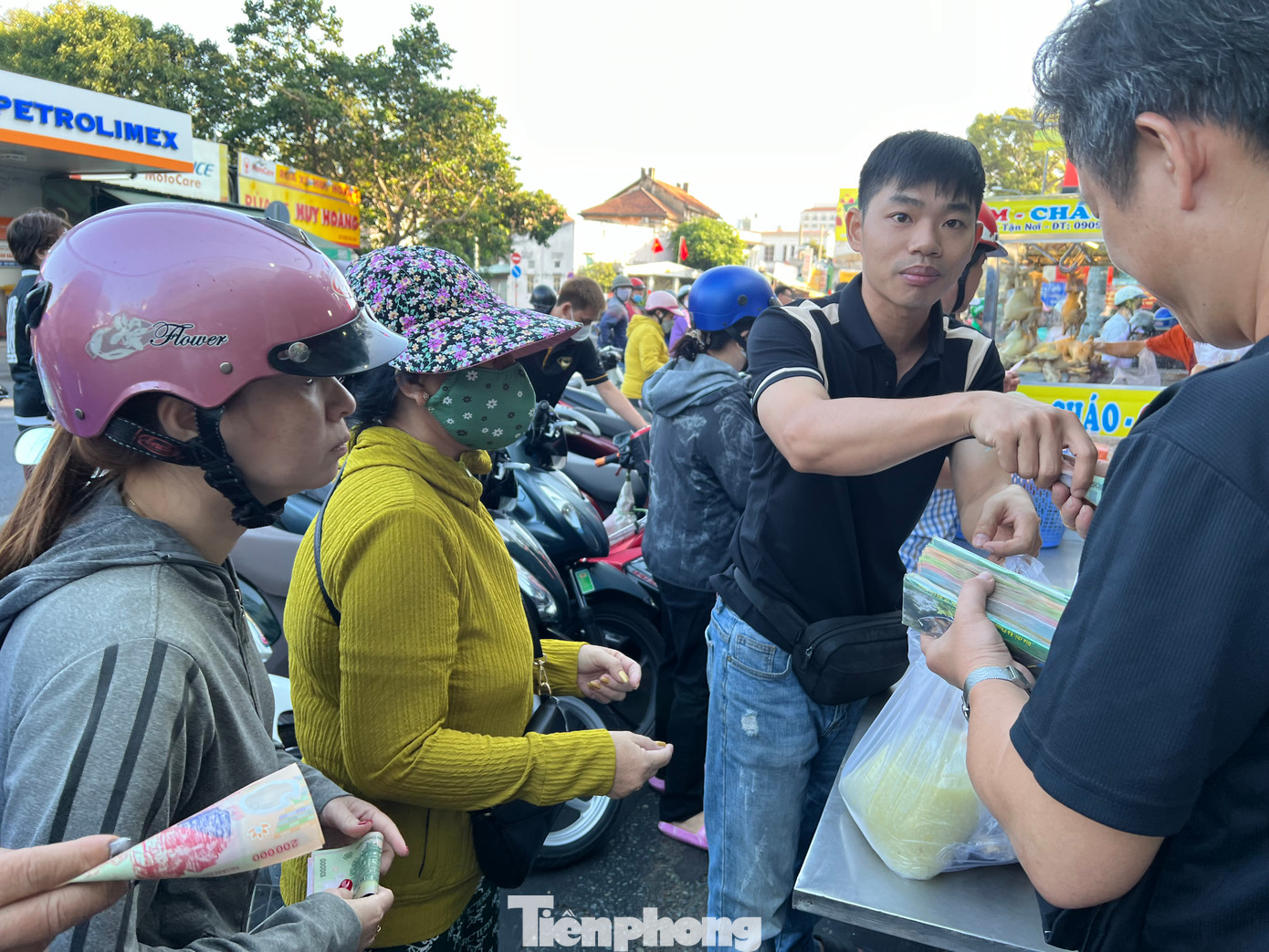 Nhân viên được huy động toàn lực, làm việc xuyên đêm để phục vụ khách ngày mùng 3 Tết.