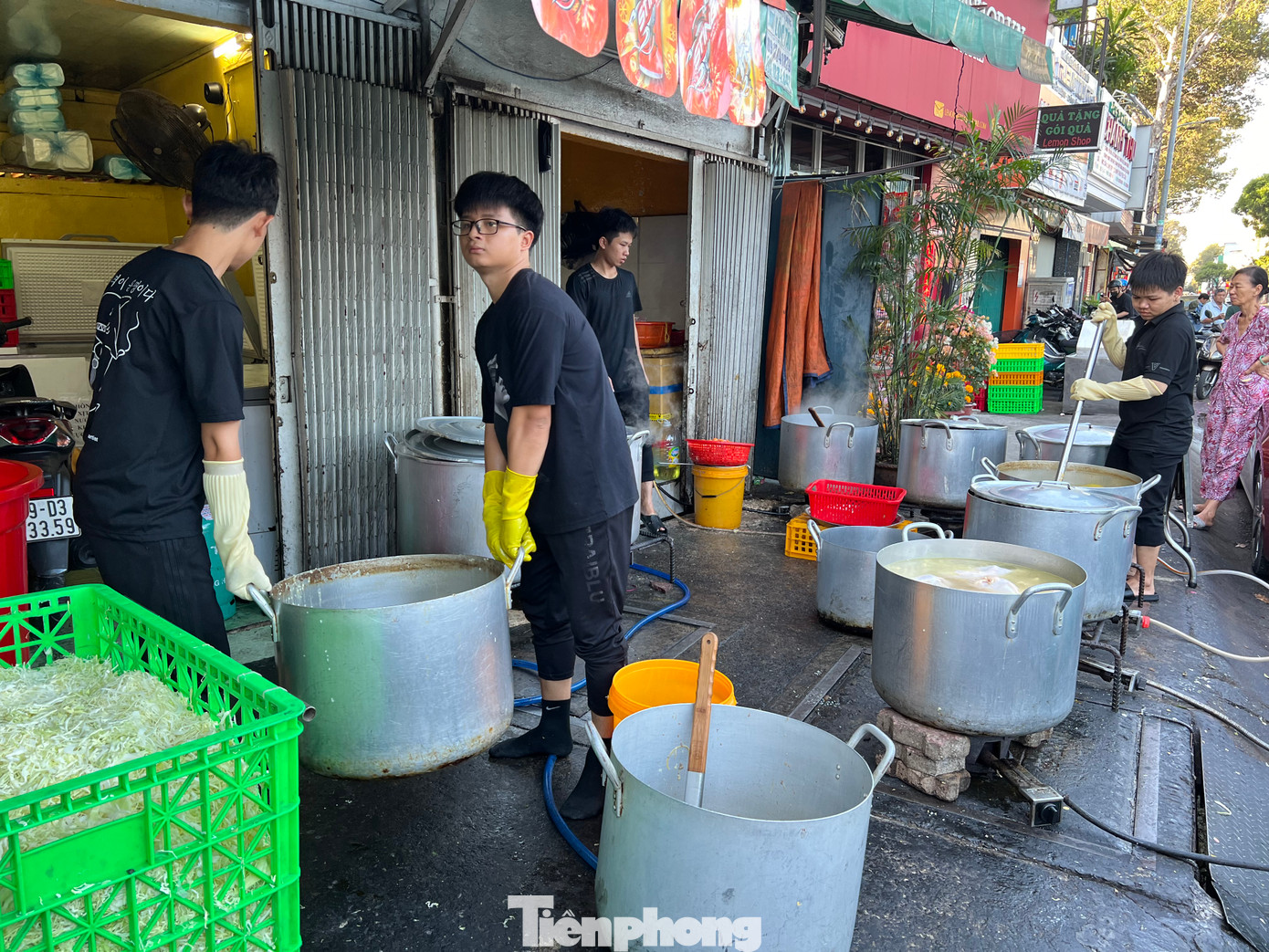 Nhân viên quán bán gà cúng đưa nồi lớn ra ngay vỉa hè, luộc tại chỗ để phục vụ khách ngày càng đông.