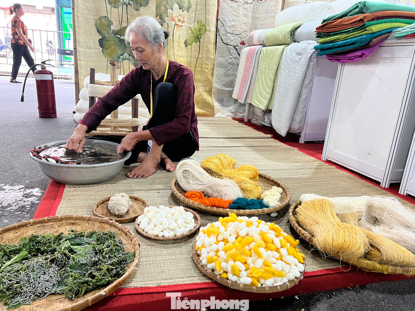 Nghệ nhân Phạm Thị Bình (70 tuổi) hướng dẫn các thao tác nuôi tằm, se tơ, dệt vải