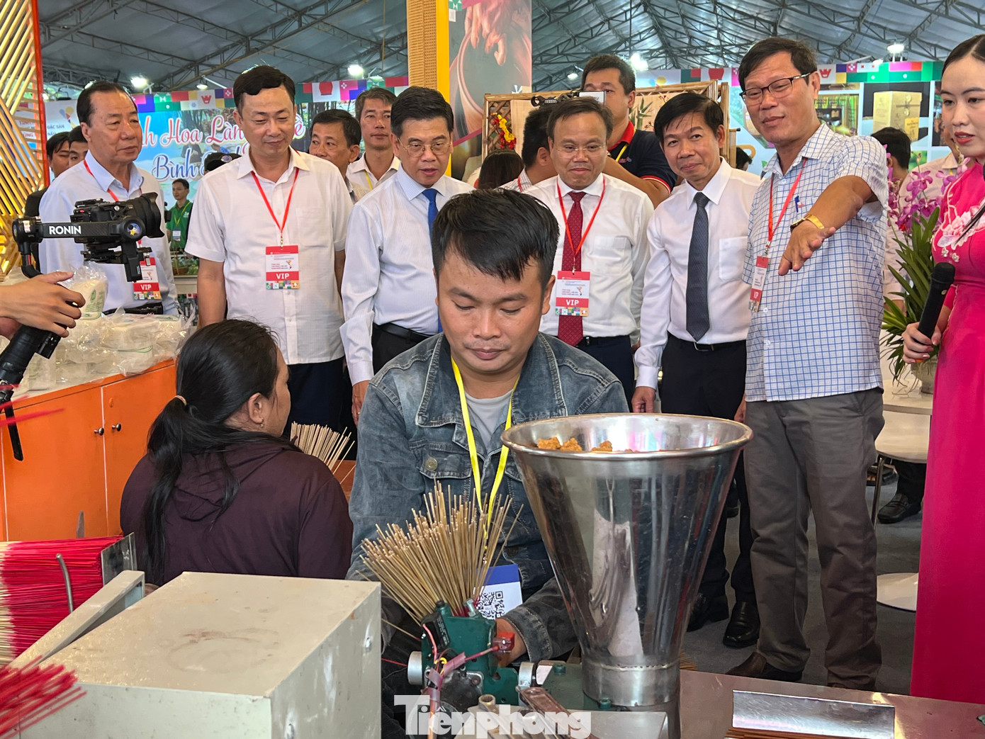 Làng nghề se nhang ở huyện Bình Chánh (TPHCM) thu hút khách tham quan