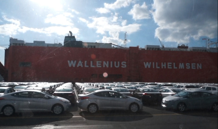 Bãi xe 5.000 chiếc đang chờ để bốc lên tàu biển . Bãi xe 5.000 chiếc đang chờ để bốc lên tàu biển