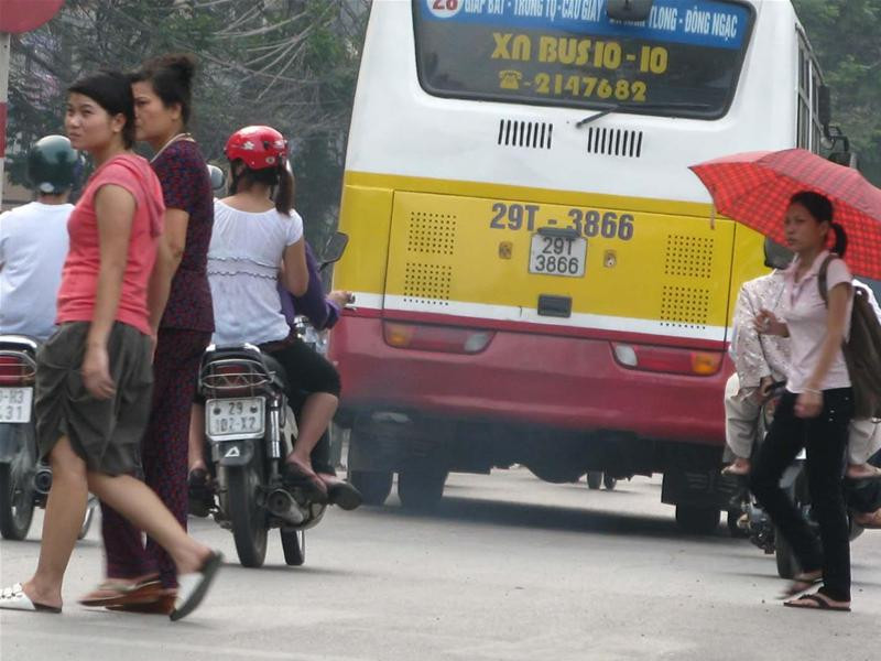 Những chiếc xe buýt phun khói đen ngòm này liệu có đạt tiêu chuẩn khí thải Euro 2?