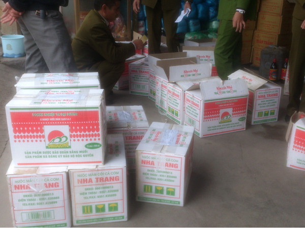 Đoàn kiểm tra niêm phong lô hàng bị phát hiện. Ảnh: Tuấn Nguyễn. Đoàn kiểm tra tiến hàng niêm phong lô hàng bị phát hiện. Ảnh: Tuấn Nguyễn