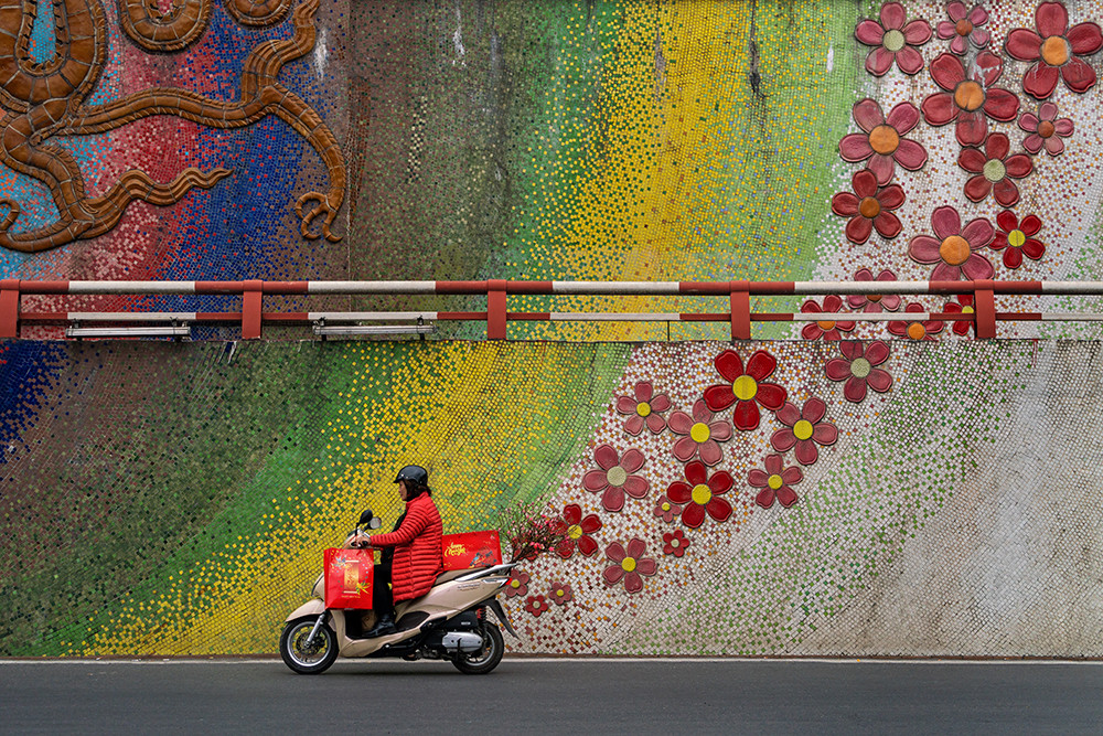 Người dân di chuyển trên đường Trần Quang Khải sau khi đi sắm sửa đồ tết