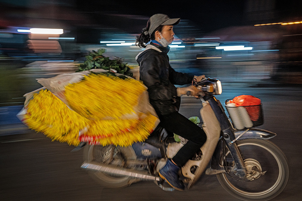 Xe máy là phương tiện chính của tiểu thương để vận chuyển hoa từ các làng hoa như Tây Tựu, Mê Linh... về chợ