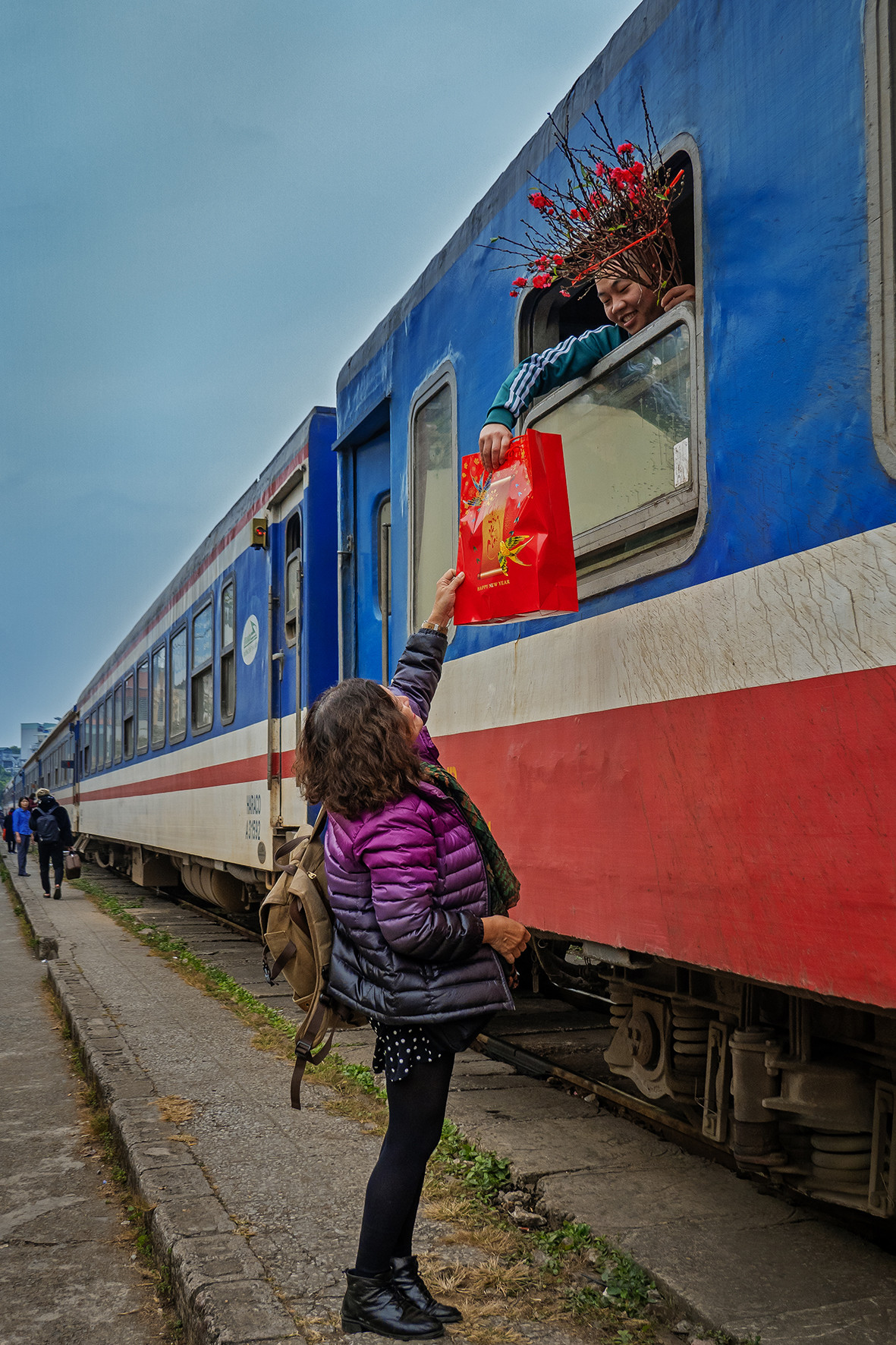 Khoảnh khắc chia tay trên sân ga, người dân mang theo không khí tết Hà Nội về quê