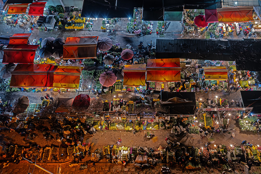 Thời điểm cận Tết cũng là lúc “vựa” hoa xuân Quảng An (Hà Nội) vào chính vụ. Vào dịp này, chợ hoa Quảng An tấp nập hơn, tiểu thương buôn bán xuyên đêm đến tận gần trưa hôm sau