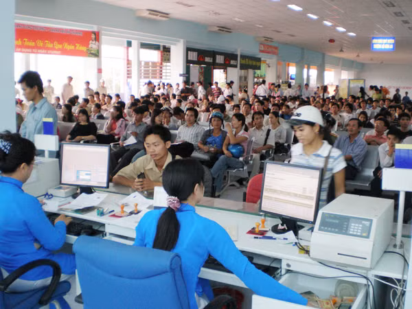 Bán vé tàu tại ga Sài Gòn. Ảnh: HT